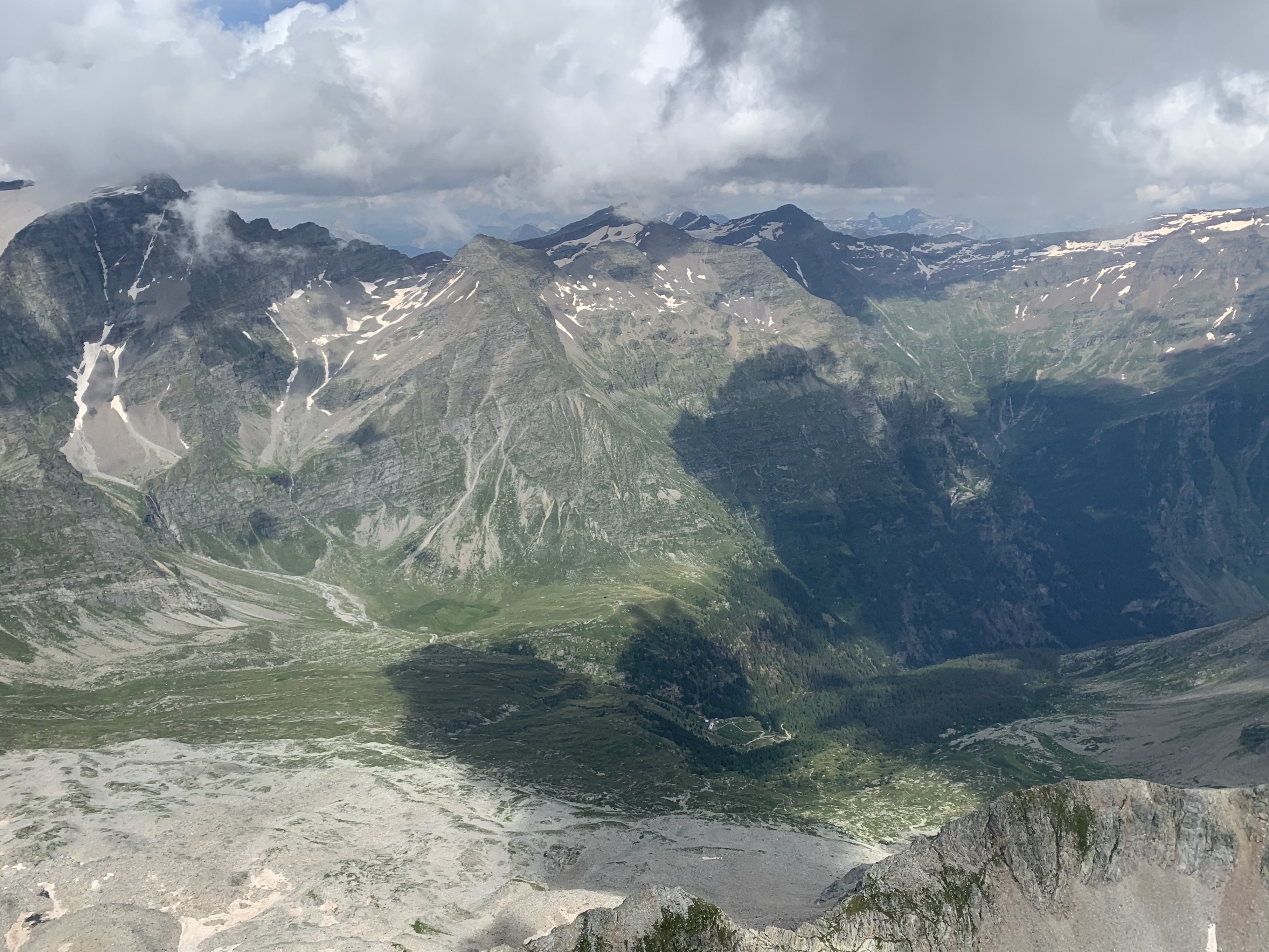 Der Talabschluss des Val Malvaglia, ganz links und in eine Wolke gehüllt der Adula (Rheinwaldhorn).