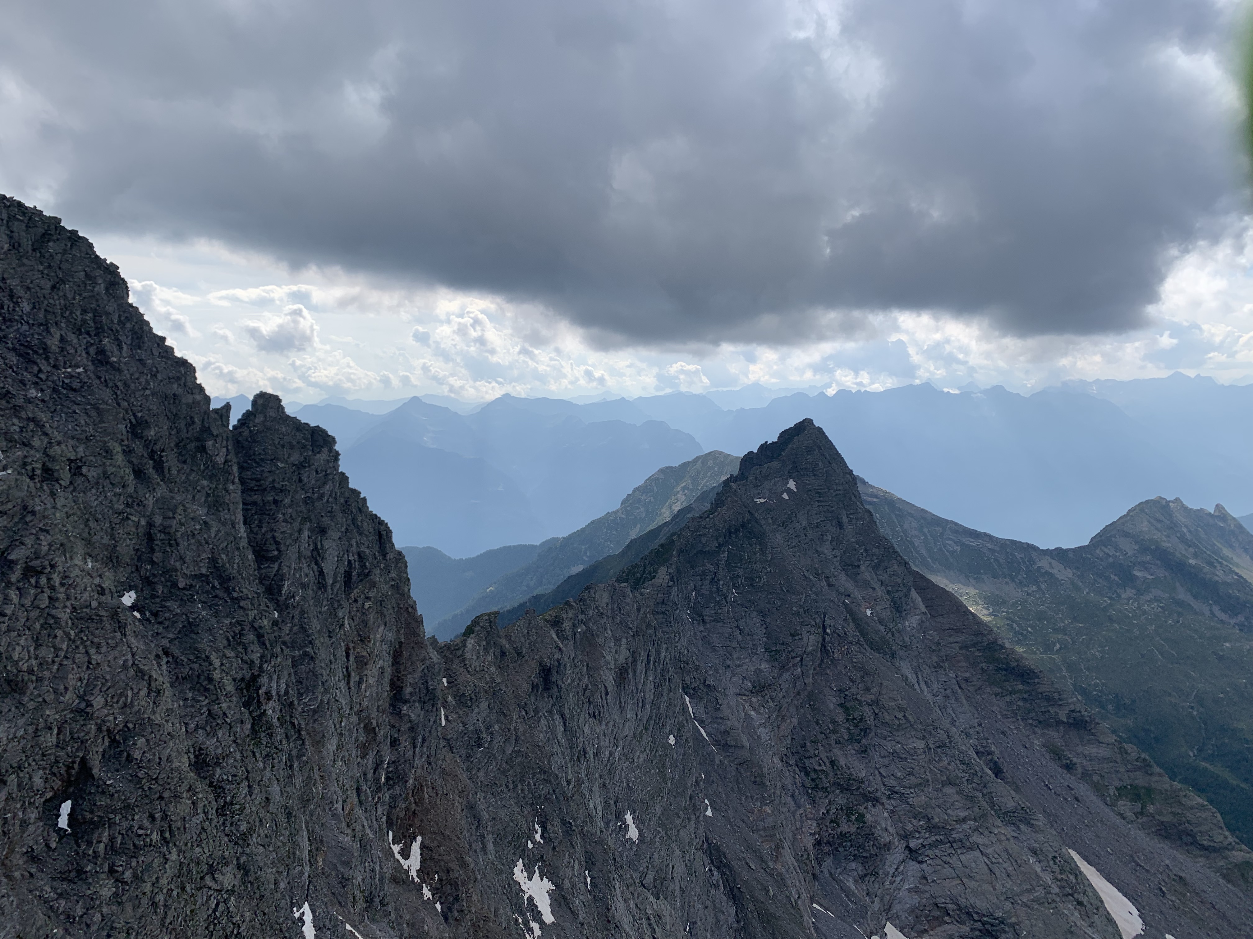 Im Steinreich des Torrent Alto, bei den Gämsen, den Geiern und den schwarzen Wolken.